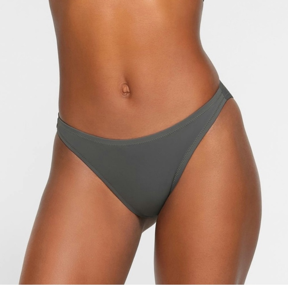 SKIMS SIGNATURE SWIM CHEEKY
TANGA BOTTOMS, size M